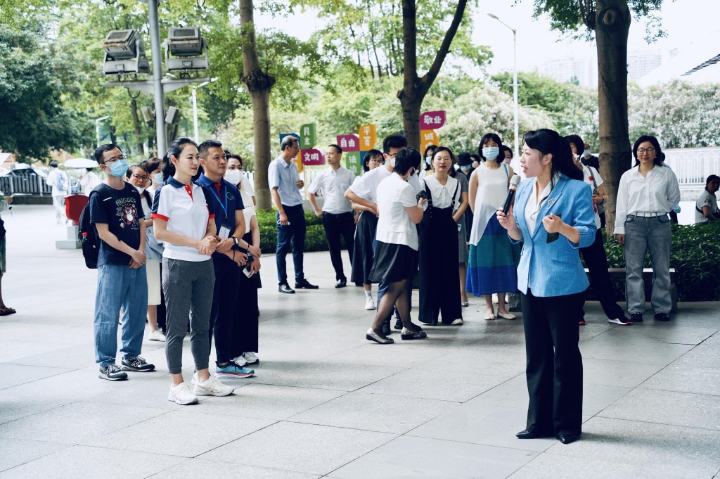 广州市少年宫党委书记魏晓丽(右)为少讯剑击队交流团进行讲解。少年警讯图片