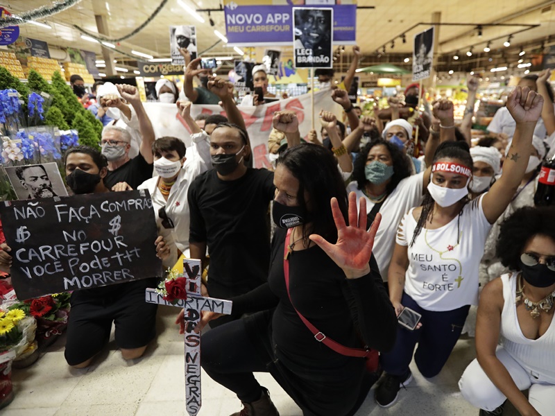 超过一千人上街抗议。AP