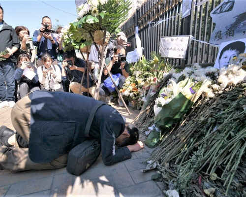 羅伯家屬一行到事發現場路祭。