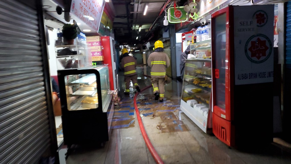重慶大廈受火警波及，有住客慌忙逃生。