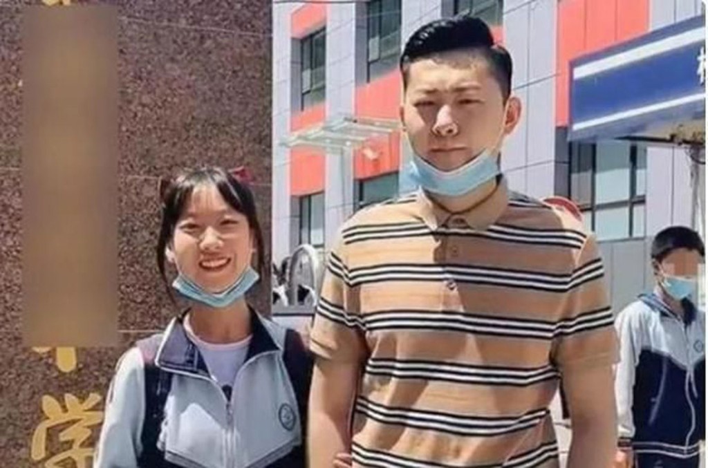 甘肅一名童顏父親接15歲女放學被誤認為男友。 網圖