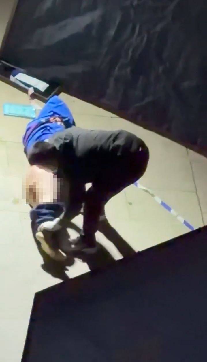 传山西有男子被割下体陈尸街头。