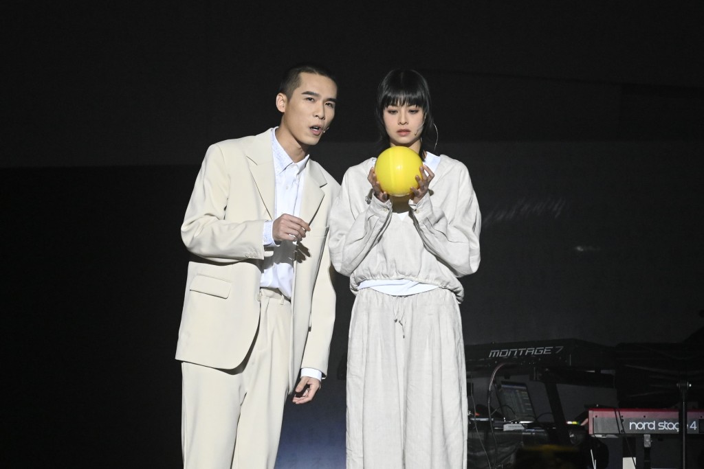 梁仲恆、盧慧敏演舞台劇,配合音樂會相遇的主題。 梁仲恆、盧慧敏演舞台劇,配合音樂會相遇的主題。