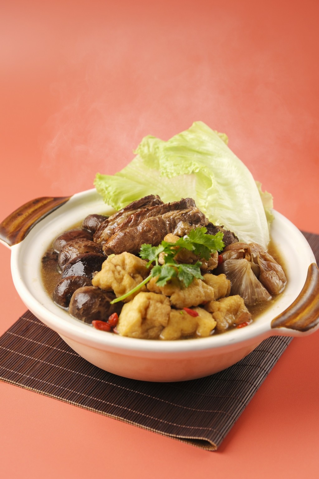 肉骨茶，新加坡風味的肉骨茶，湯汁香濃鮮美，肉嫩鬆化。