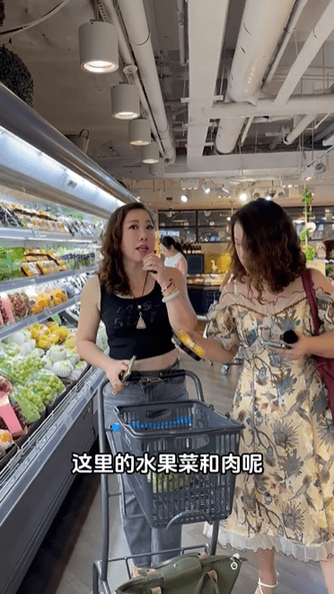 影片有解释这间超级市场的食材「对一般人来是比较贵的」（小红书截图）