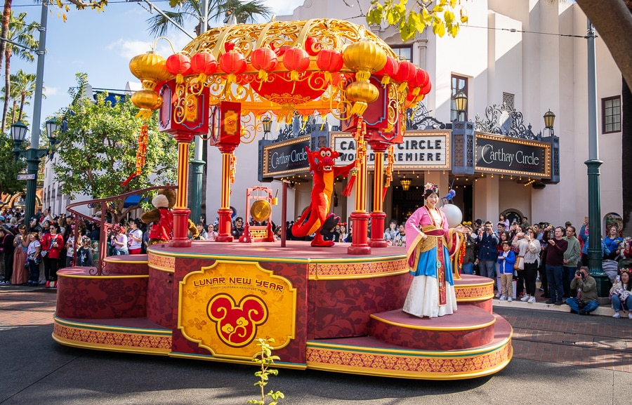 加州冒險樂園慶祝龍年，推出以木須龍及花木蘭為主角的農曆新年遊行。迪士尼官網