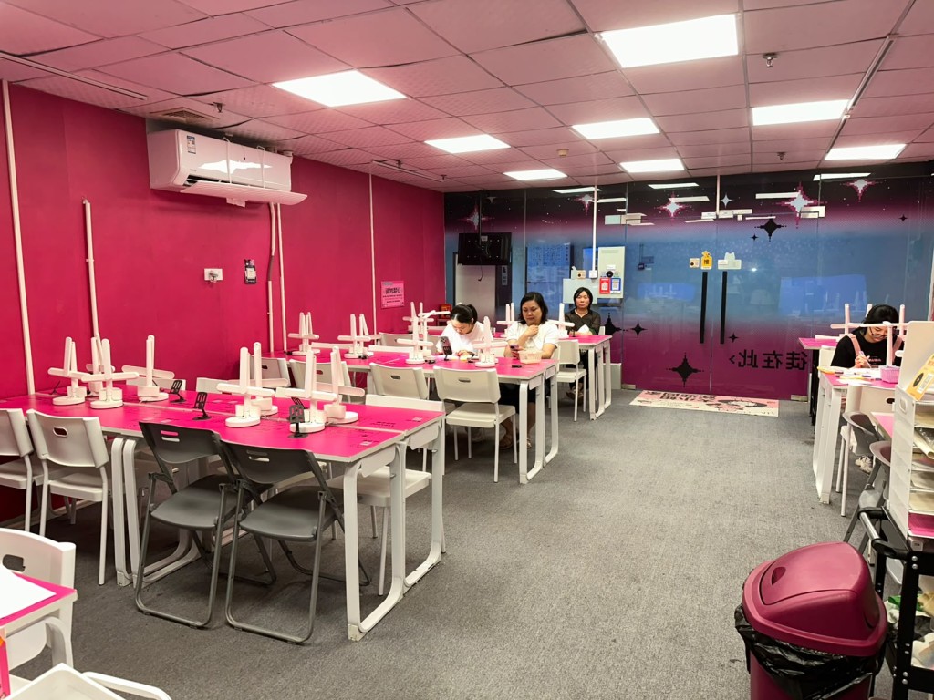 她解釋,單次材料成本低於5%、人力與維運成本低於15%,門市毛利率可高達80%至90%,開業僅2個月即完全回本。 她解釋,單次材料成本低於5%、人力與維運成本低於15%,門市毛利率可高達80%至90%,開業僅2個月即完全回本。