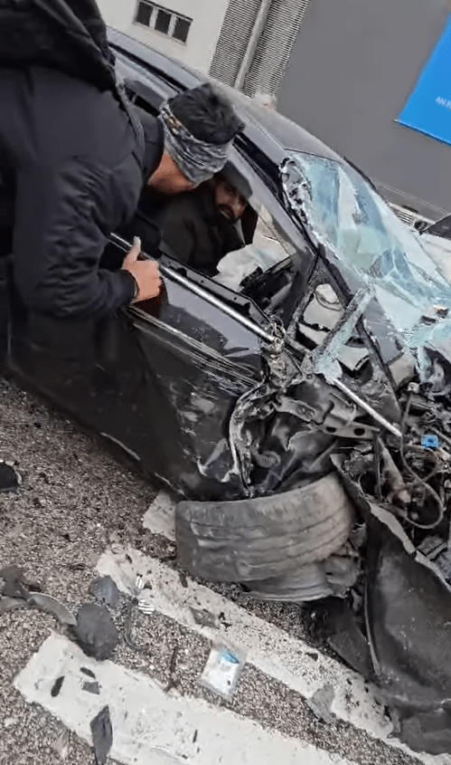 黑色私家車車頭嚴重損毀，擋風玻璃破裂，司機被困車內。網上圖片