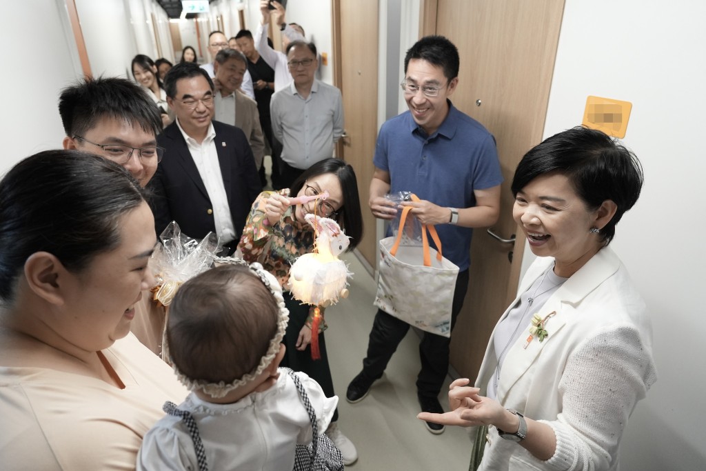 何永賢與郭基煇趁中秋佳節探訪住戶。何永賢fb 何永賢與郭基煇趁中秋佳節探訪住戶。何永賢fb