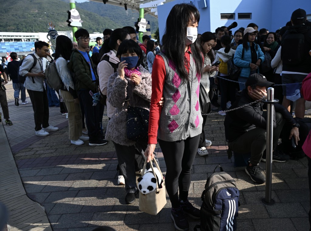 大批市民及旅客一清早已在海洋公園門外排隊等入場。蘇正謙攝