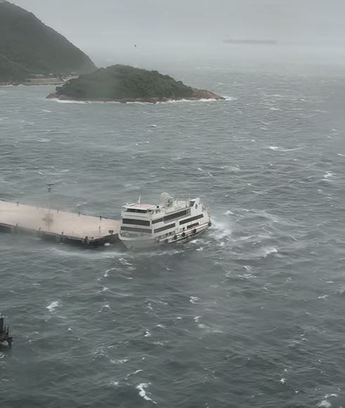 懷疑船隻「甩錨」隨海浪不斷飄浮 懷疑船隻「甩錨」隨海浪不斷飄浮
