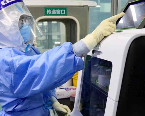 來自低風險地區的人若健康通行碼要當場進行核酸檢測。新華社