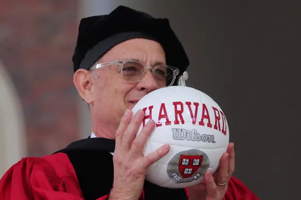 汤汉斯获赠写有“哈佛”字眼的排球