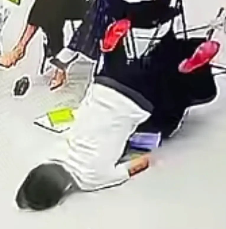 新疆高校学生堂上“钓鱼”，失控前仆铲地画面，笑爆全网。抖音