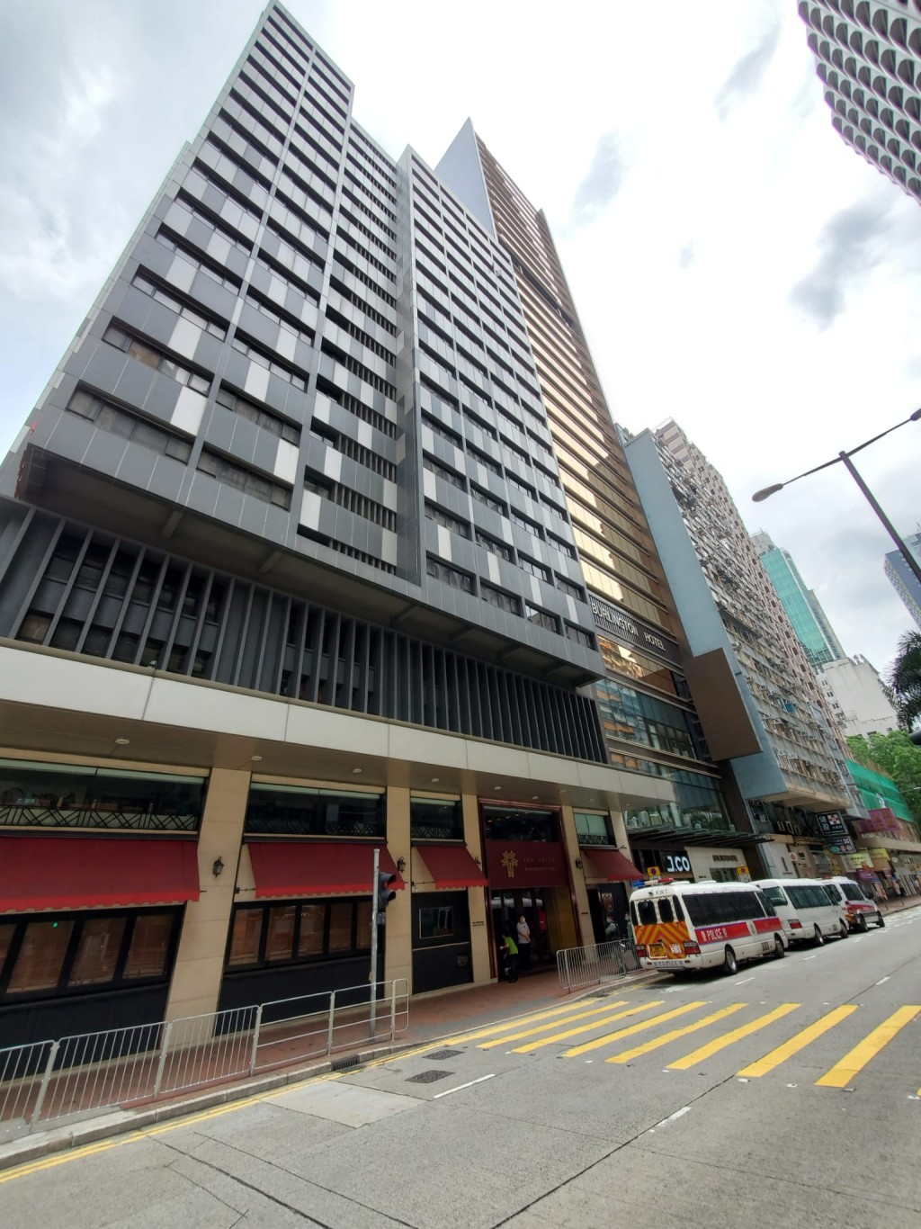 警方在酒店外駐守。