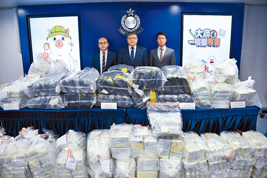 毒品調查科高級警司陳江明(中)、總督察湛耀光(左)及高級督察羅啓賢(右)講述案情及展示證物。