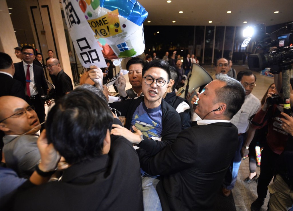 在场的保安及警员随即时上前阻止示威者，双方其后发生推撞。