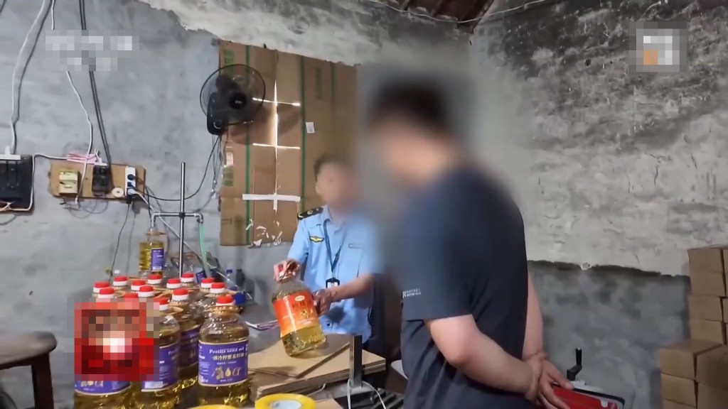 执法人员在简陋工场内拘捕涉案人。央视截图