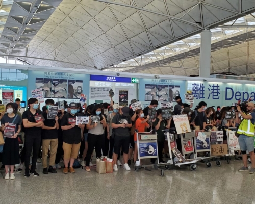 大批示威者堵塞機場離境大堂及佔據客運大樓。