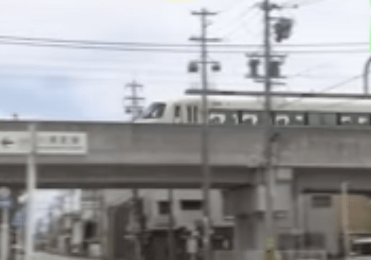 昨日（30日）上午，日本一名男子疑在三重县四日市的铁路跳轨轻生，被撞飞回弹时竟撞断一名女学生的膝盖。日本电视画面截图