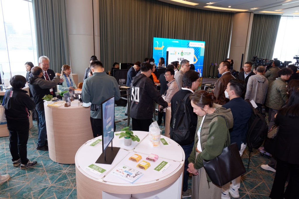 招商局「e賃務」樂齡科技租賃網購平台交易會現場設立體驗區，展出超過200款樂齡科技產品。