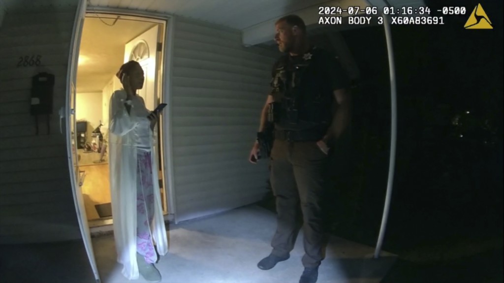 執法記錄儀影像，瑪西在門外與警員格雷森溝通。 美聯社