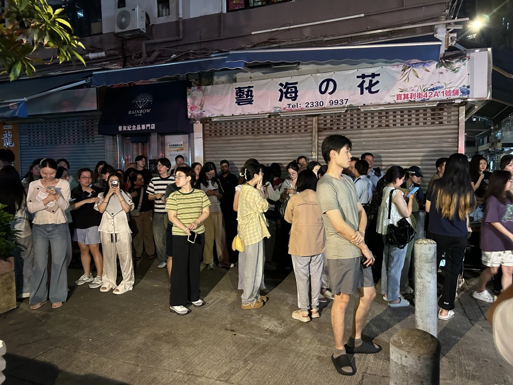 大量住客逃生至安全位置。曾志恒攝 大量住客逃生至安全位置。曾志恒攝