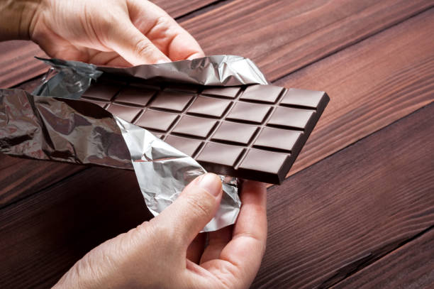 巧克力中的咖啡鹹(Theobromine)對動物而言是種毒藥，它會使輸送至腦部的血液流量減少，可能會造成心臟病和其他有致命威脅的問題.。