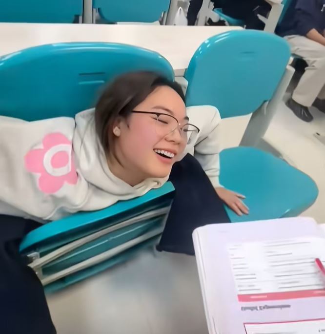 内地不时发生学生被上翻椅夹实的意外。抖音