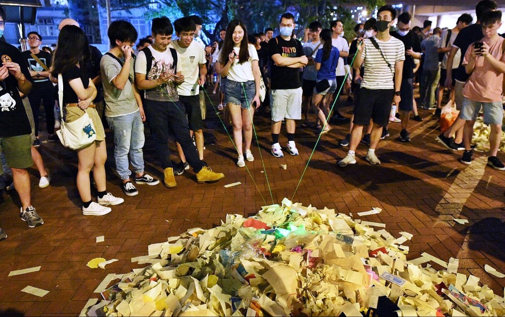 網民用鐳射筆「燒溪錢」。