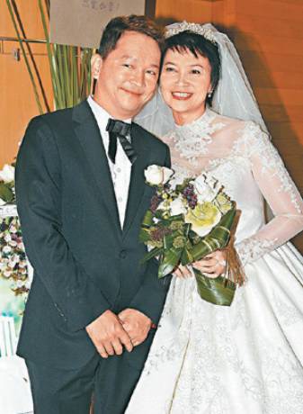 智叔和太太陳敏兒結婚時，沒大排筵席，也沒拍婚紗照。及至結婚二十周年，兩人才補拍結婚照。資料圖片