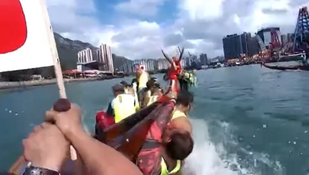 他整個人攤倒船上。fb：「車cam L（香港群組）」