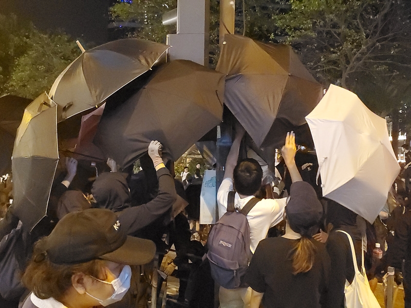 早前示威者破壞交通燈。資料圖片
