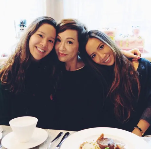 余安安與兩女似姊妹。