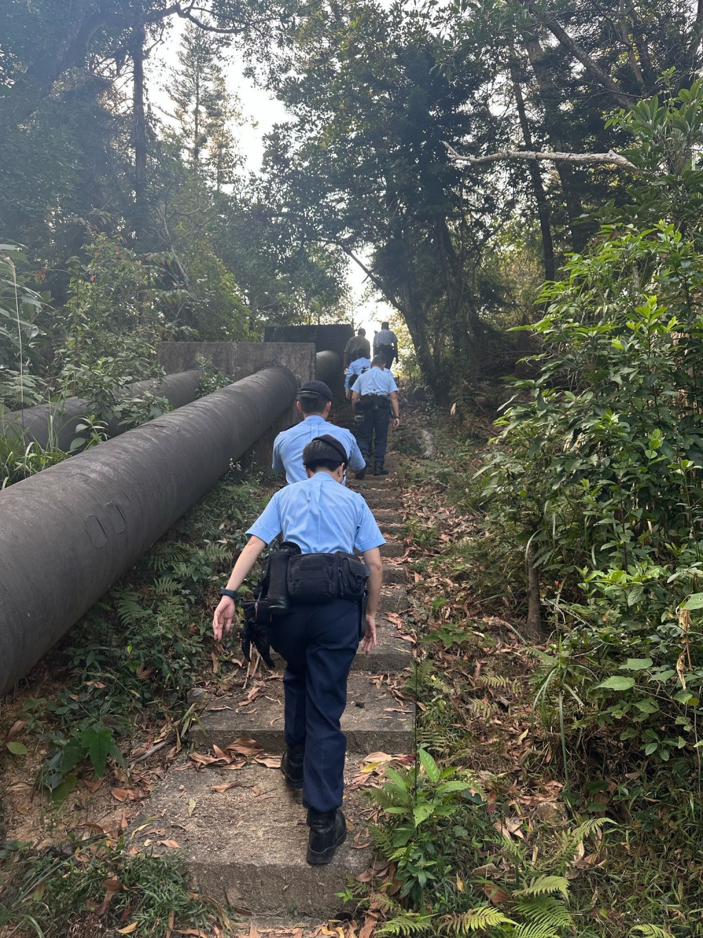 警員在多個重點區域高姿態巡邏。