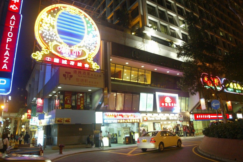 中国城夜总会于1983年由商人邓崇光创办，选址尖东半岛中心地下、3及4楼，总面积约5.7万平方尺。