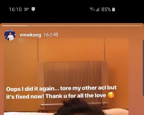 江旻憓昨晚接受右膝十字韌帶修補手術,完成後於個人社交平台上載自拍相片,露出微笑並舉起手指頭,感謝外界關心。江旻憓ig圖片