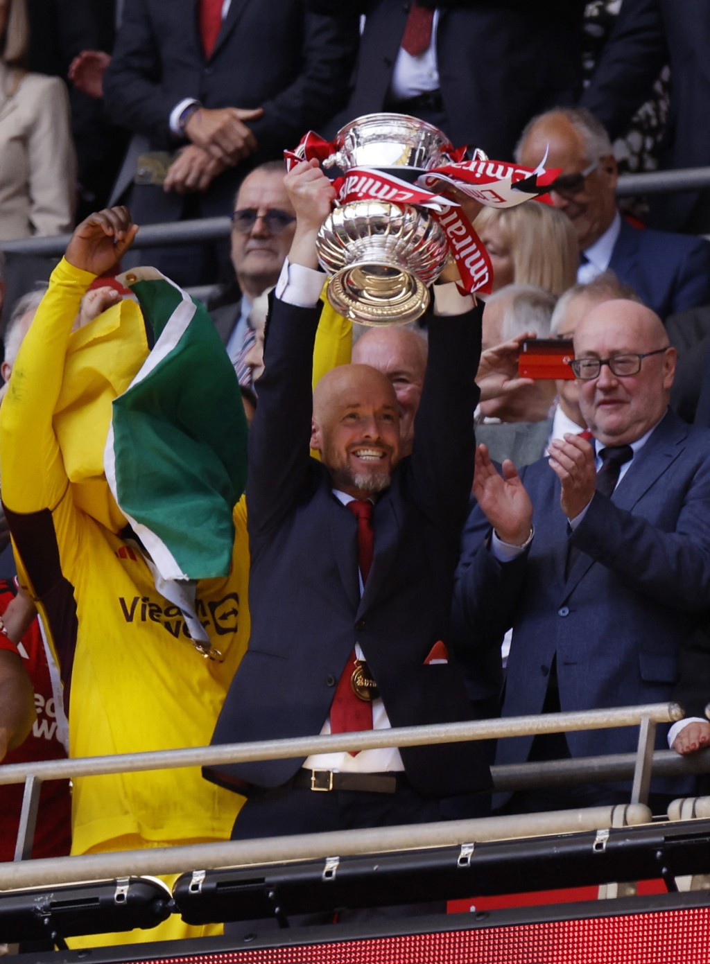 坦哈格领曼联赢得足总杯冠军。Reuters