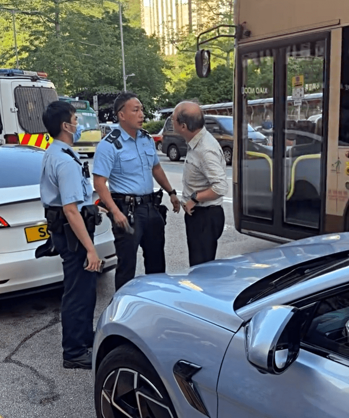 事件擾攘一段時間。fb：向香港警察致敬 