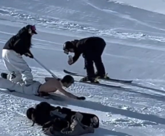新疆阿泰勒一滑雪場內,有女子踩赤膊男上「放狗式」滑雪。《新京報》 新疆阿泰勒一滑雪場內,有女子踩赤膊男上「放狗式」滑雪。《新京報》