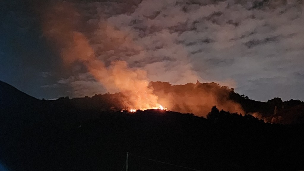 消防開喉射水防止山火漫延至回收場。黃文威攝