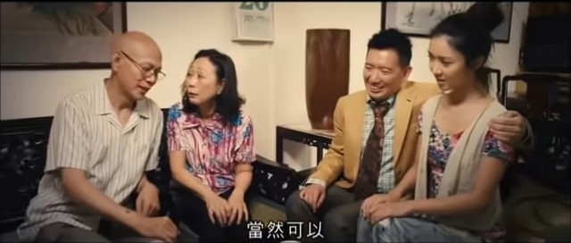 2012年，黃文慧（左二）於電影《爛賭夫鬥爛賭妻》中飾演舒奇（杜汶澤飾）及舒青（李思蓓飾）之母。