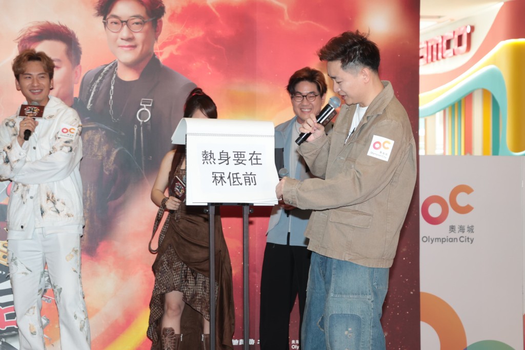 譚輝智與粉絲互動。 譚輝智與粉絲互動。