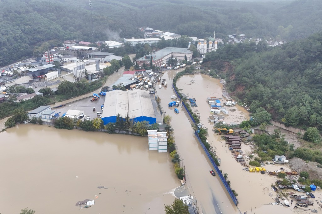 伊斯坦布暴雨成災，48小時降雨量超過9月與10月歷史平均雨量總和。新華社