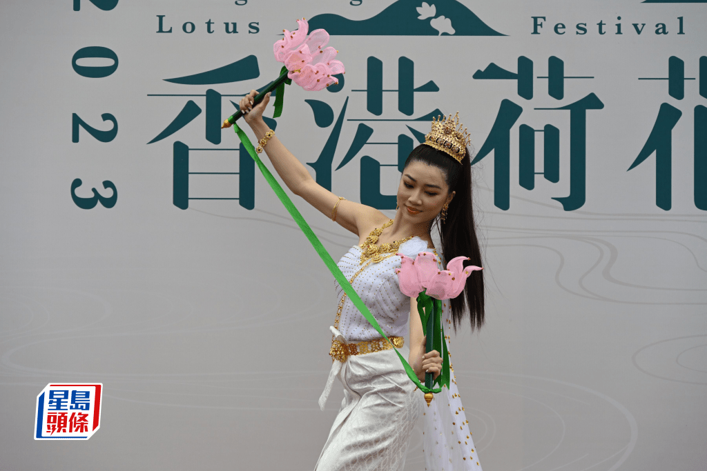  科大學生楊心沂表演泰國蓮花舞。