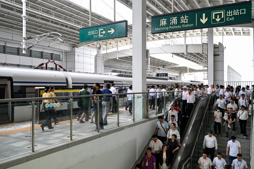 5月26日，首趟運行的佛莞城際鐵路列車停靠東莞麻湧站。（新華社）