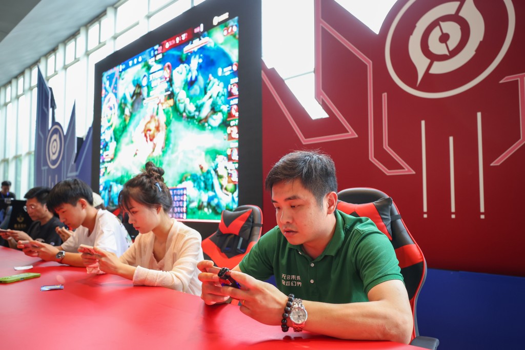 江苏南京，年轻人参与电子竞技比赛。中新社