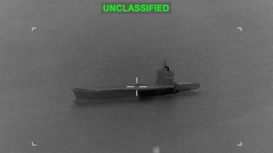 美军轰炸伊朗一艘载运无人机的母舰。(X@U.S. Central Command)