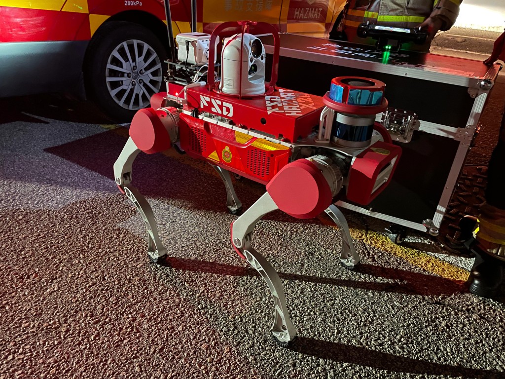 消防处在行动中派出机械狗协助。消防处提供