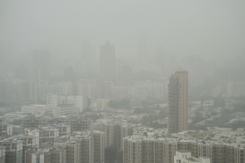 天文台預料今晚大致多雲，有一兩陣雨，初時有薄霧。資料圖片